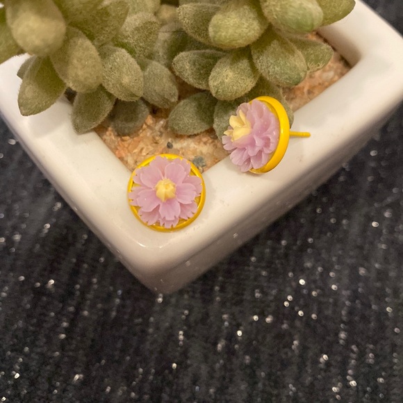 5/$15 💐🆕Purple Flower 12mm Handcrafted Resin Earrings - Picture 1 of 2